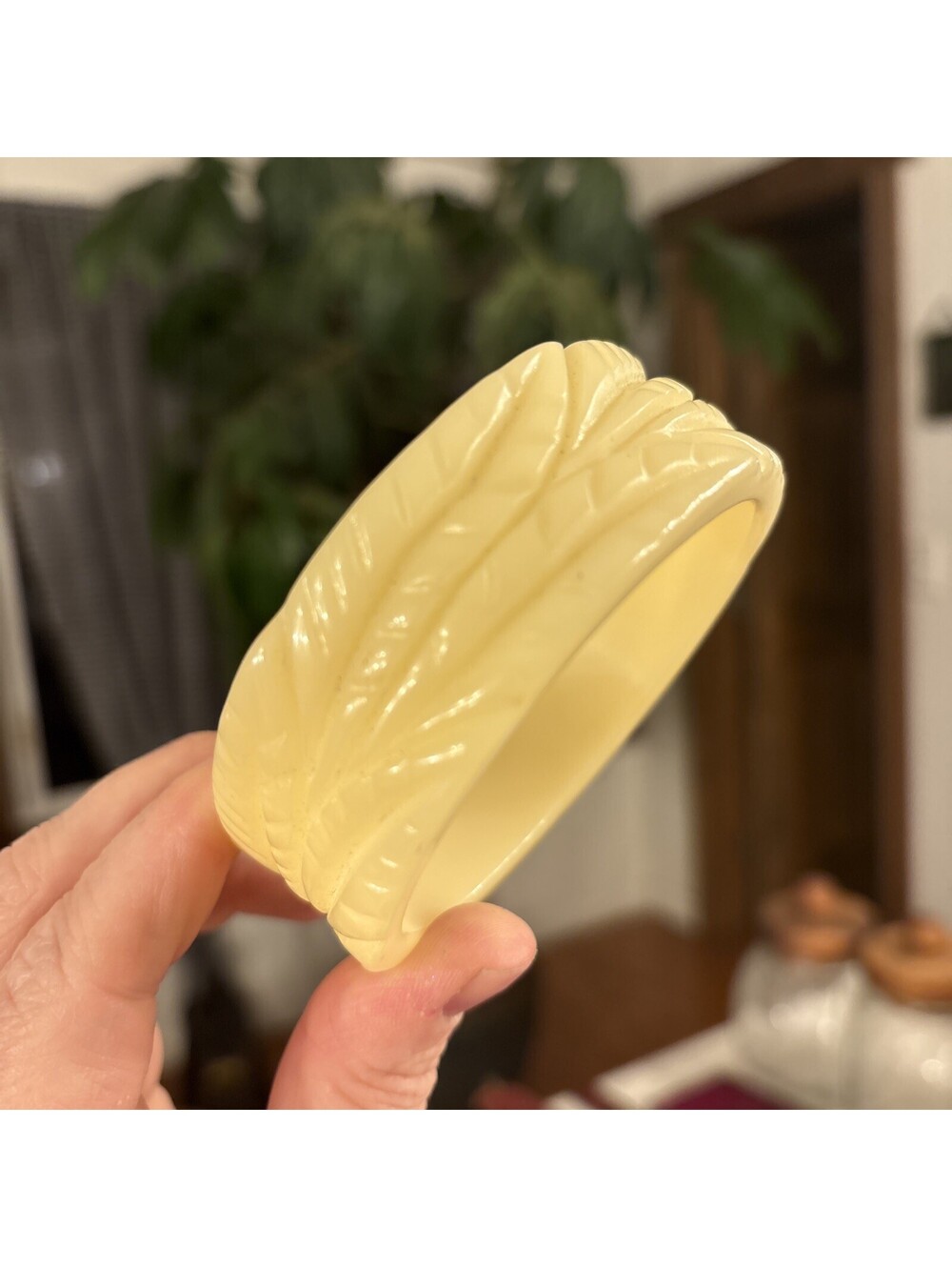 Beautifully Chunky Carved Creamy Ivory BAKELITE Bangle Bracelet Teated